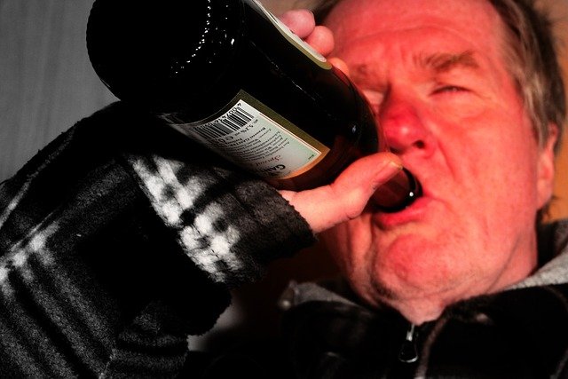 Entre os mais pobres, 71% abusam do álcool