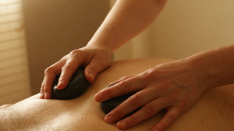 Massagem com Pedras Quentes