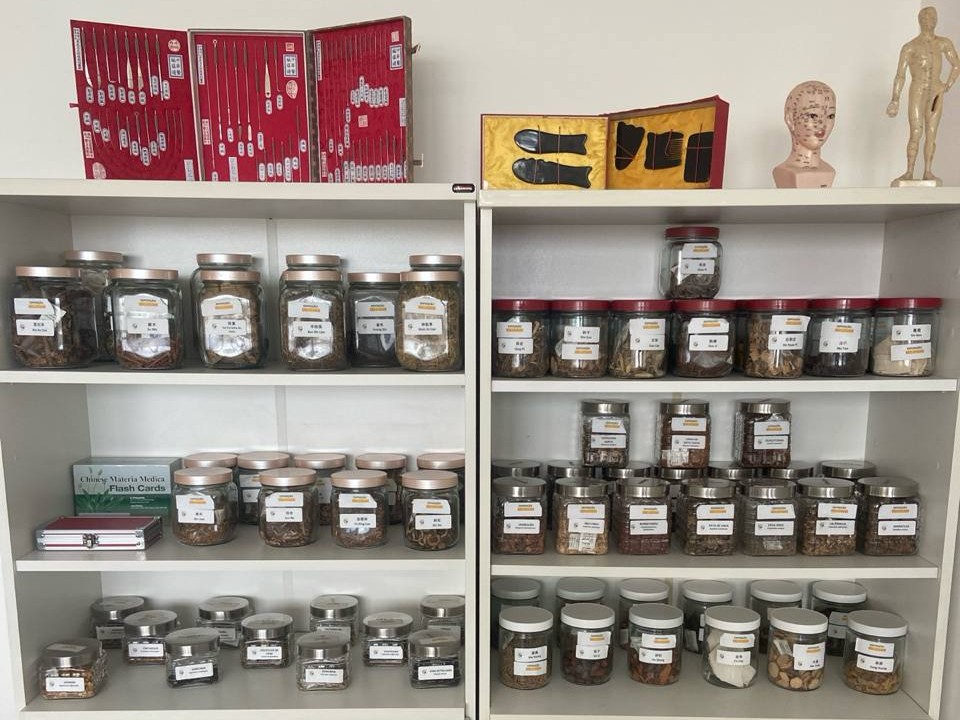 Estantes do Laboratório de Fitoterapia com potes de ervas chinesas