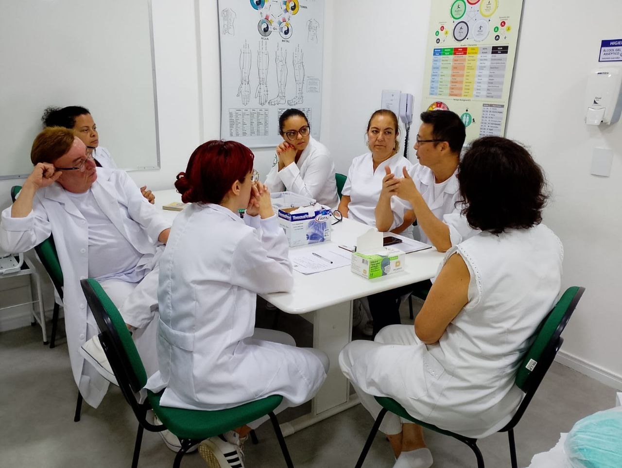 Prof. Wander Hayashi coordenando com carinho o ambulatório de Massoterapia (sede Homero Thon/Santo André)